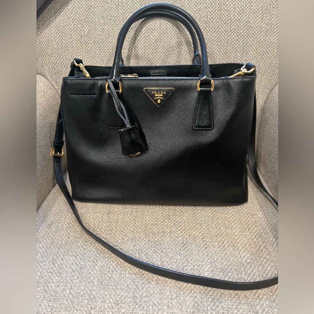 Prada Saffiano Black Lux beautiful bag. Excellent condition. Large.
